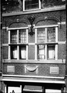 ZS-1782 Zierikzee. Visstraat 14. Gevel van pand uit 1661. Tot de zeventiger jaren was dit de manufacturenwinkel van Van ...