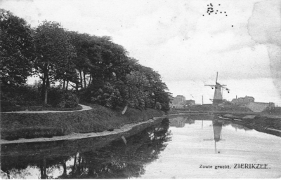 ZS-1909 Zierikzee. Zoute Gracht met molen Den Haas .
