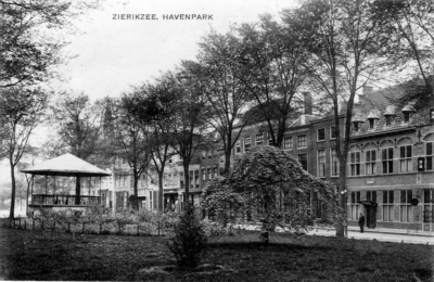 ZS-1941 Zierikzee. Havenpark nz. Links de muziektent.