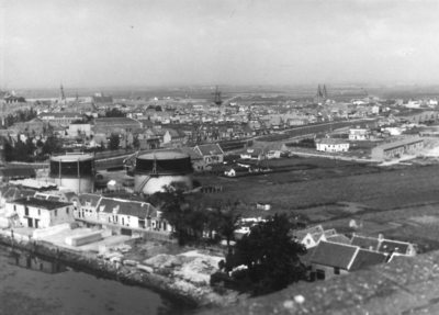 ZS-2034 Zierikzee. Scheepstimmerdijk (voorgrond) en gebied van wijk Malta (rechts), gezien vanaf de graansilo aan de ...