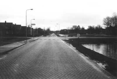 ZS-2094 Zierikzee. Kruising Grachtweg / Schuurbeque Boeijestraat (links) / Jannewekken (rechts).