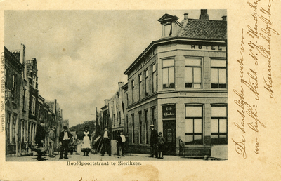 ZS-2150 Zierikzee. Hoofdpoortstraat. Rechts de Zevenhuisstraat, links 't Luitje, met rechts op de hoek café Smalheer.