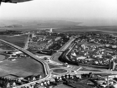ZZE-0001 Zierikzee. Het zuid-oostelijk deel van de stad vanuit de lucht. Op de voorgrond (de rotonde) de N59 (links), ...