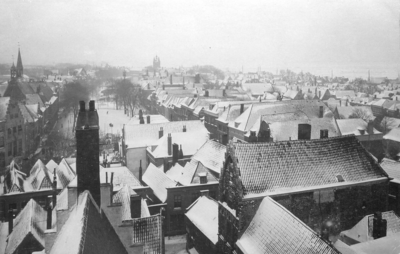 ZZE-0027 Zierikzee. Winterse foto van het centrum van de stad, gezien vanaf de Stadhuistoren. Rechts op het Havenplein ...