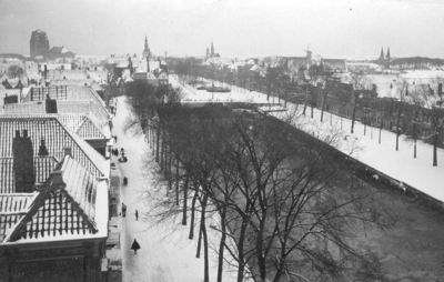 ZZE-0028 Zierikzee. Winterse foto van het centrum van de stad, gezien vanaf de Zuidhavenpoort.