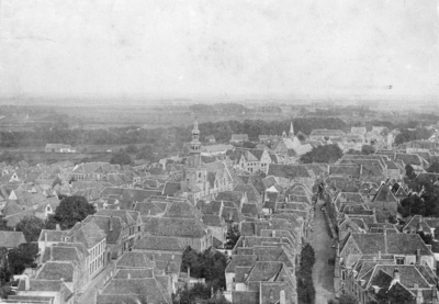 ZZE-0029 Zierikzee. Het centrum van de stad, gezien vanaf de Sint Lievens Monstertoren in oosteijke richting.