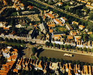 ZZE-0095 Zierikzee. Omgeving Oude Haven (midden), Paardenstraat met Concertzaal en R.K. kerk, 's-Heer Arendsstraat ...