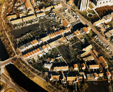 ZZE-0103 Zierikzee. Het westelijk deel van de stad. Omgeving Balie (boven), Karnemelksvaart, Weststraat (midden) en ...