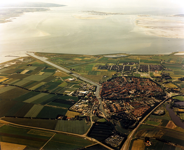 ZZE-0139 Zierikzee. Kern, gezien vanuit het oosten. Rechts de Rijksweg en links het Havenkanaal. Op de achtergrond de ...