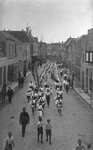 ZZE-0155 Zierikzee. Lange Nobelstraat. Gymnastiekvereniging 'Olympia'' marcheert.