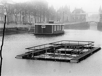 ZZE-0178 Zierikzee. Oude Haven. Links de woonark 'Brina , van de familie W. van Leeuwen; op de voorgrond een ...