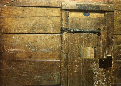 ZZE-0228 Zierikzee. Interieur 's Gravensteen. Gevangenis eerste verdieping. Inscripties in de wand van de gevangenis.