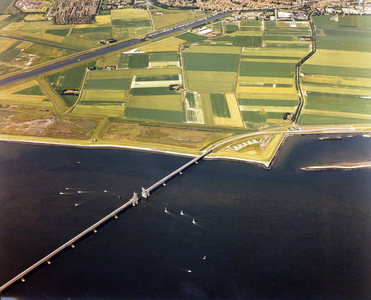 ZZE-0618 Zierikzee. Havenkanaal (links), polder Zuidhoek, veerhaven 'De Val', Woonwagenkamp 'De Val' en de Zeelandbrug.