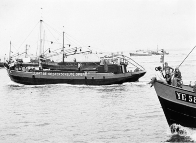 ZZE-0700 Burgsluis. Oosterschelde. Protest van de Zeeuwse mosselvissers tegen het volledig afsluiten van de Oosterschelde.