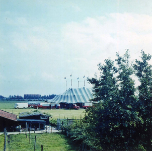 ZZE-0809 Zierikzee. Groene Weegje. Noodsportveld, met circustent met 8 masten van het 'Circus Boltini'.