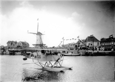 ZZE-0816 Zierikzee. Nieuwe Haven / 't Luitje. Vliegdemonstratie Koninklijke Marine t.g.v. de 18de verjaardag van ...