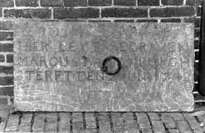 ZZE-0836 Zierikzee. Grafsteen, afkomstig uit de Sint Lievens Monsterkerk, van Marcus Batenburgh (overleden 2 juni 1742, ...