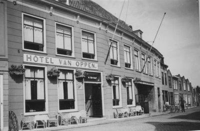 ZZE-0852 Zierikzee. Verrenieuwstraat. Links 'Hotel van Oppen' (eigenaar W. ten Haaf); rechts garage C. van den Bout.