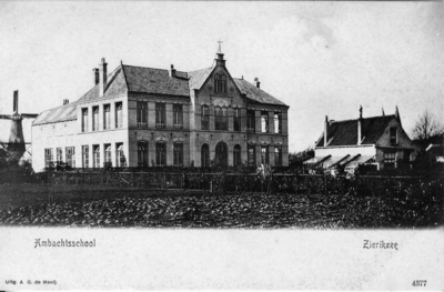 ZZE-0855 Zierikzee. Vrije. De Ambachtsschool, gebouwd in 1904. Links stellingmolen 'De Hoop'; rechts de bloemkwekerij ...
