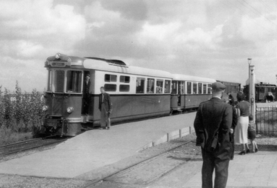 ZZE-0866 Zierikzee. R.T.M.-station Grachtweg. Bij de tram: machinist Kees van Luyck en dhr. Ruitenbeek, zoon van de ...