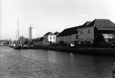 ZZE-0990 Zierikzee. Vissersdjijk. Rechts de houtloodsen van de Zierikzeese Houthandel; links de in 1955 gebouwde graansilo.