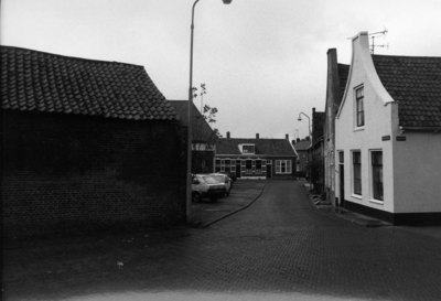 ZZE-1027 Zierikzee. Hofferplein, hoek Rodedorp (rechts). Op de achtergrond huizen aan de Zevengetijstraat.