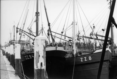 ZZE-1073 Zierikzee. Nieuwe Haven. Mosselschepen: ZZ 24 en ZZ 8.