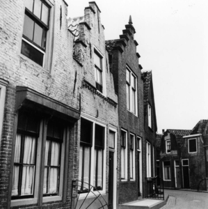 ZZE-1106 Zierikzee. De bocht in de Bagijnestraat. Rechts op de achtergrond de vm. kelder van het Sint Jans- of ...