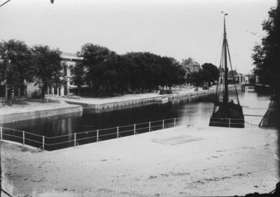 ZZE-1128 Zierikzee. Oude Haven, later Havenpark, gezien vanaf het Kraanplein.