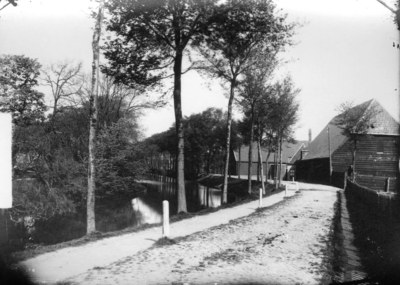 ZZE-1132 Zierikzee. Grachtweg, net achter de Noordhavenpoort. In beeld boerderij en schuren van landbouwer Van der Wekken.