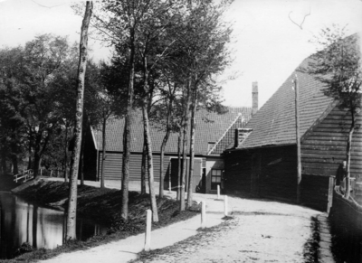 ZZE-1133 Zierikzee. Grachtweg, net achter de Noordhavenpoort. In beeld boerderij en schuren van landbouwer Van der Wekken.