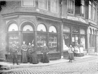 ZZE-1163 Zierikzee. Mol (rechts) en Schuithaven. De juwelierswinkel van C. Buijse. Daarnaast de modewinkel van C. Kohschulte.