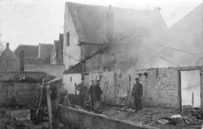 ZZE-1304 Zierikzee. Kerkhof nz. Brand: de achterzijde van de landbouwschuur van P. Kloet. Het woonhuis bleef gespaard.