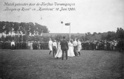 ZZE-1314 Zierikzee. Korfbalwedstrijd tussen korfbalverenigingen Bergen op Zoom en Zierikzee .