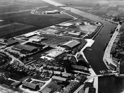 ZZE-1375 Zierikzee. Industrieterrein De Zuidhoek . Rechts De Nieuwe Haven; rechtsonder de Zuidhavenpoort. Linksonder ...