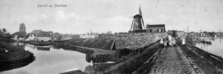 ZZE-1386 Zierikzee. Kern, gezien vanaf de Westhavendijk. Rechts het jaagpad, met het Blauwe Bolwerk en molen Den Haas . ...