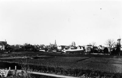 ZZE-1387 Zierikzee. Kern, vanuit het noorden gezien vanaf de Gasthuisboomgaard. Op de voorgrond het onbebouwde gebied ...