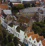 ZZE-1449 Zierikzee. Poststraat (voorgrond), Manhuisstraat (rechtsboven). Midden in beeld het Burgerweeshuis met zijn ...