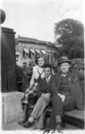 ZZE-1484 Zierikzee. Kraanplein. Links het uit 1924 daterende Wilhelmina-monument. V.l.n.r. N.N., notarisklerk F.L. van ...