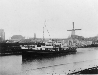 ZZE-1485 Zierikzee. Havenkanaal. Veerboot 'Ooster-Schelde'. V.l.n.r. de Sint Lievens Monstertoren, de Nieuwe Kerk, de ...