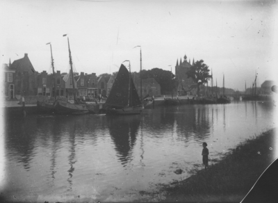 ZZE-1548 Zierikzee. Nieuwe Haven. Zeilschepen in de haven met op de achtergrond de Zuidhavenpoort.