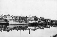 ZZE-1550 Zierikzee. Nieuwe Haven. De 'Stad Zierikzee' 1 of 2, van de Zierikzeesche Stoomboot-Maatschappij; lijndienst ...