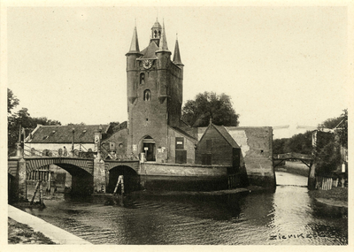 ZZE-1595 Zierikzee. Gezicht op de Zuidhavenpoort. Links de uit 1839 daterende brug. Deze brug werd in 1927 vervangen.