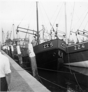 ZZE-1667 Zierikzee. Nieuwe Haven. Mosselschepen ZZ 5 en ZZ 4.