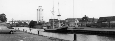 ZZE-1677 Zierikzee. Vissersdijk, gezien vanaf de Scheepstimmerdijk richting Sas. Achter de uit 1955 daterende ...