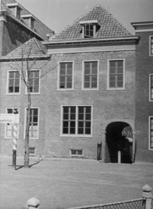 ZZE-1689 Zierikzee. Kraanplein. Cornelia Liefdehuis. Kort na de heropenening na vernieuwing en uitbreiding op 01-05-1940.
