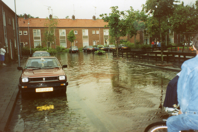 ZZE-1703 Zierikzee. H.J. Doelemanplein. Wateroverlast in Plan Buijse. De huizen op de achtergrond staan aan de D'Aillystraat.