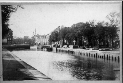 ZZE-1833 Zierikzee. Oude Haven zz, met gezicht op de Oude Haven nz. Tijdelijke brug, ter vervangen van de eerste ...