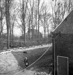 ZZE-1853 Zierikzee. Waterpoortstraat. Rondom Zierikzee werd in de maanden april en mei 1953 een nood-dam aangelegd. Een ...