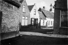 ZZE-1898 Zierikzee. Gezicht in de Minderbroederstraat (ook wel genoemd 'D'n Blieën 'oek'), gezien vanaf de Lammermarkt. ...
